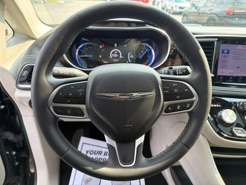 Used 2023 Chrysler Pacifica Limited FWD image 15