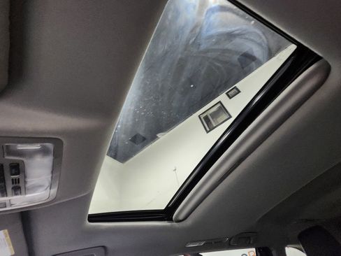 Used 2019 Toyota Highlander SE image 2