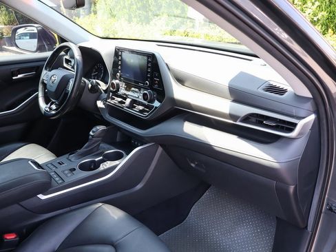 Used 2020 Toyota Highlander XLE image 44