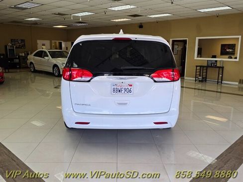 Used 2017 Chrysler Pacifica Touring FWD image 9