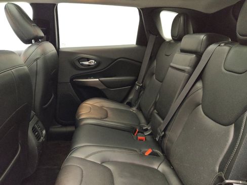 Used 2019 Jeep Cherokee Overland w/ Technology Group image 18