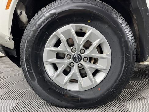 Used 2024 Nissan Frontier SV image 2