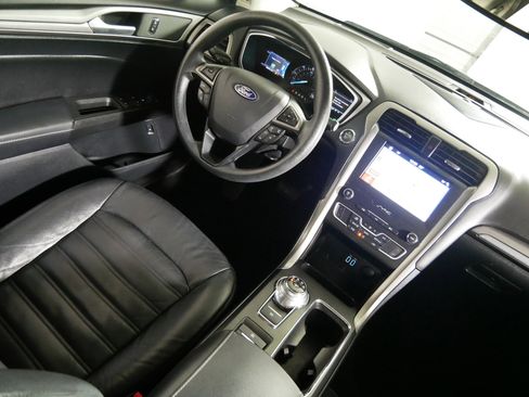 Used 2019 Ford Fusion SE image 9