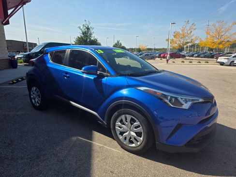 Used 2019 Toyota C-HR LE image 3