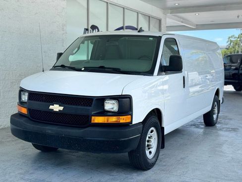 Used 2017 Chevrolet Express 3500 Extended image 1
