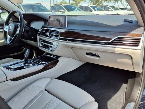 Used 2020 BMW 740i w/ Premium Package RWD image 10