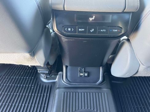 Used 2021 Toyota Highlander XLE AWD/4WD image 22