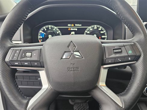 Used 2024 Mitsubishi Outlander SE image 18