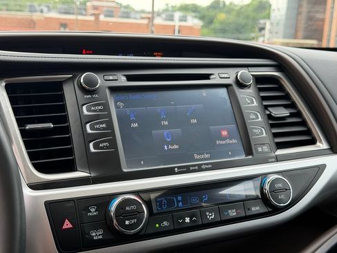 Used 2019 Toyota Highlander XLE AWD/4WD image 16