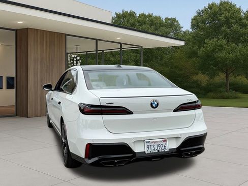 Used 2025 BMW 760i xDrive w/ Premium Package image 11