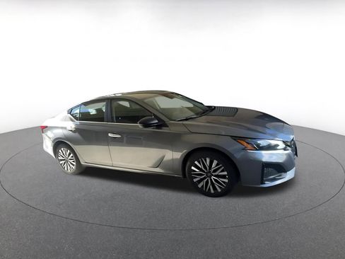 Used 2025 Nissan Altima 2.5 SV image 2