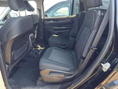 Used 2023 Jeep Grand Cherokee L Laredo image 5