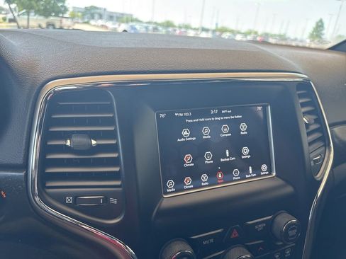 Used 2018 Jeep Grand Cherokee Laredo AWD/4WD image 6
