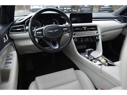 Used 2025 Genesis G70 2.5T image 12