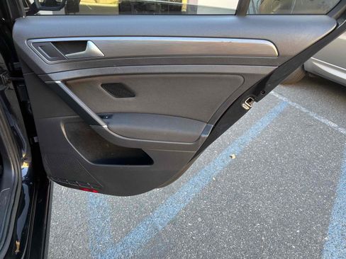 Used 2018 Volkswagen e-Golf SE w/ DC Fast Charging Package image 70