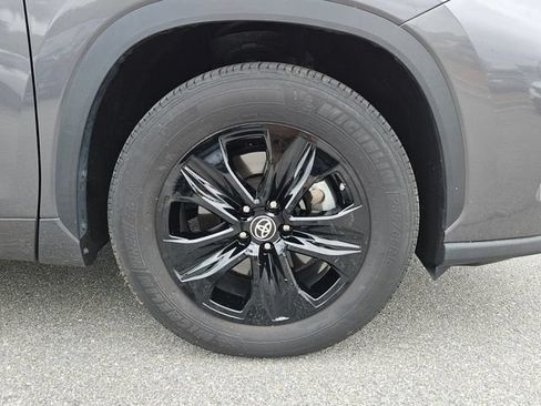 Used 2023 Toyota Highlander XLE FWD image 3