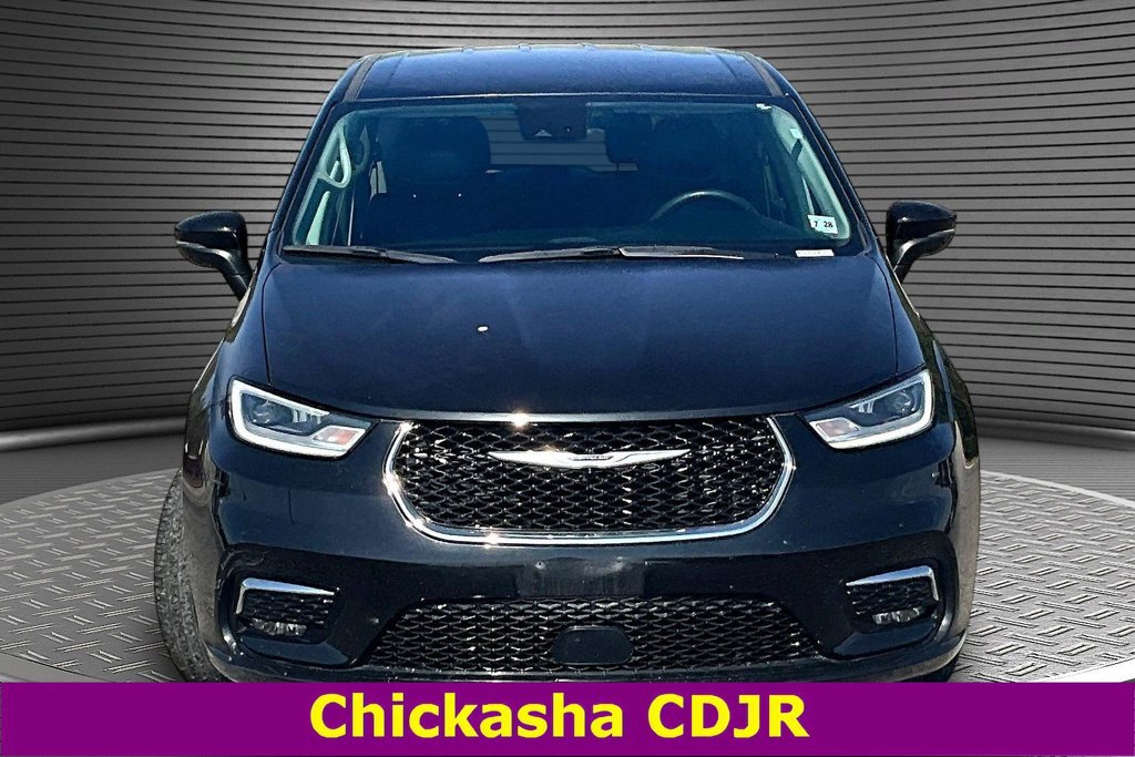 Used 2023 Chrysler Pacifica Touring-L FWD image 2