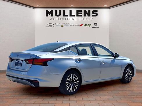 Used 2024 Nissan Altima 2.5 SV image 4