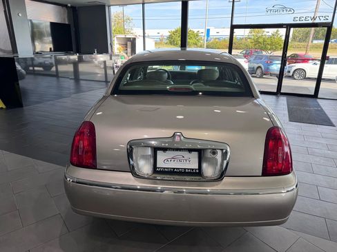 Used 2002 Lincoln Town Car Executive image 4