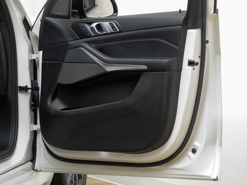 Used 2019 BMW X5 xDrive40i w/ M Sport Package image 42