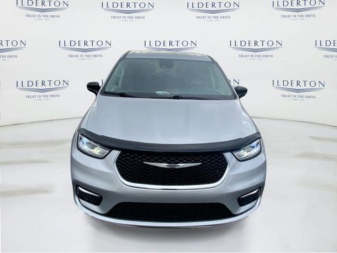 Used 2024 Chrysler Pacifica Limited image 3