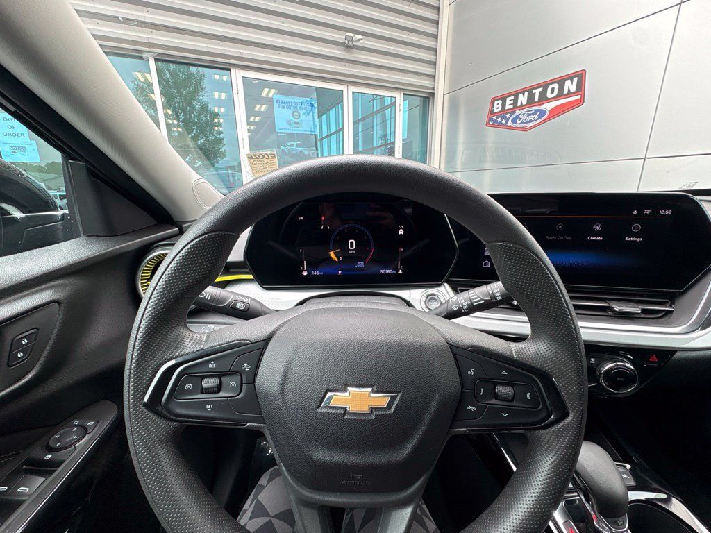 Used 2025 Chevrolet Trax LT FWD image 15