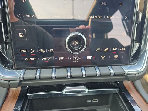 Used 2025 GMC Yukon XL Denali w/ Denali Reserve Package AWD/4WD image 35