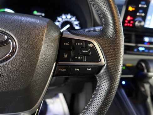 Used 2023 Toyota Sienna XSE image 33