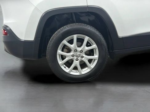 Used 2017 Jeep Cherokee Latitude w/ Comfort & Sound Group FWD image 24