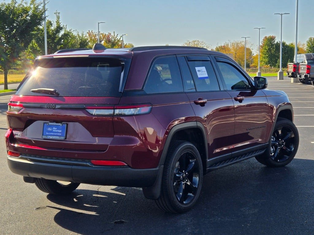Used 2025 Jeep Grand Cherokee Altitude w/ Trailer Tow Package AWD/4WD image 13