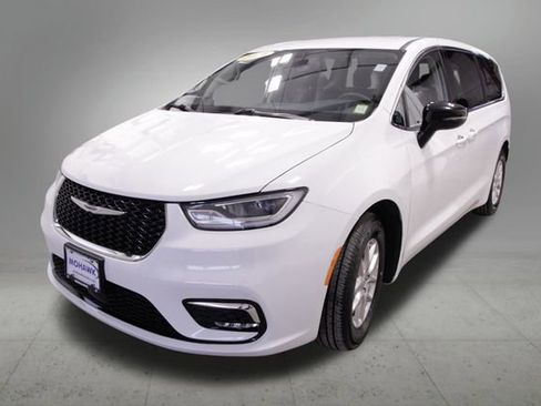 Used 2024 Chrysler Pacifica Touring-L image 1