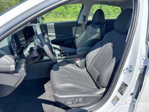 Used 2025 Hyundai Elantra Limited image 17