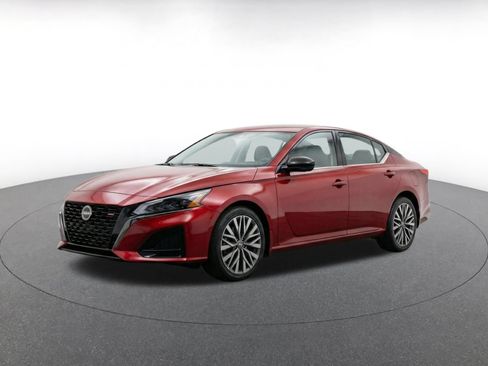 Used 2025 Nissan Altima 2.5 SV FWD image 3