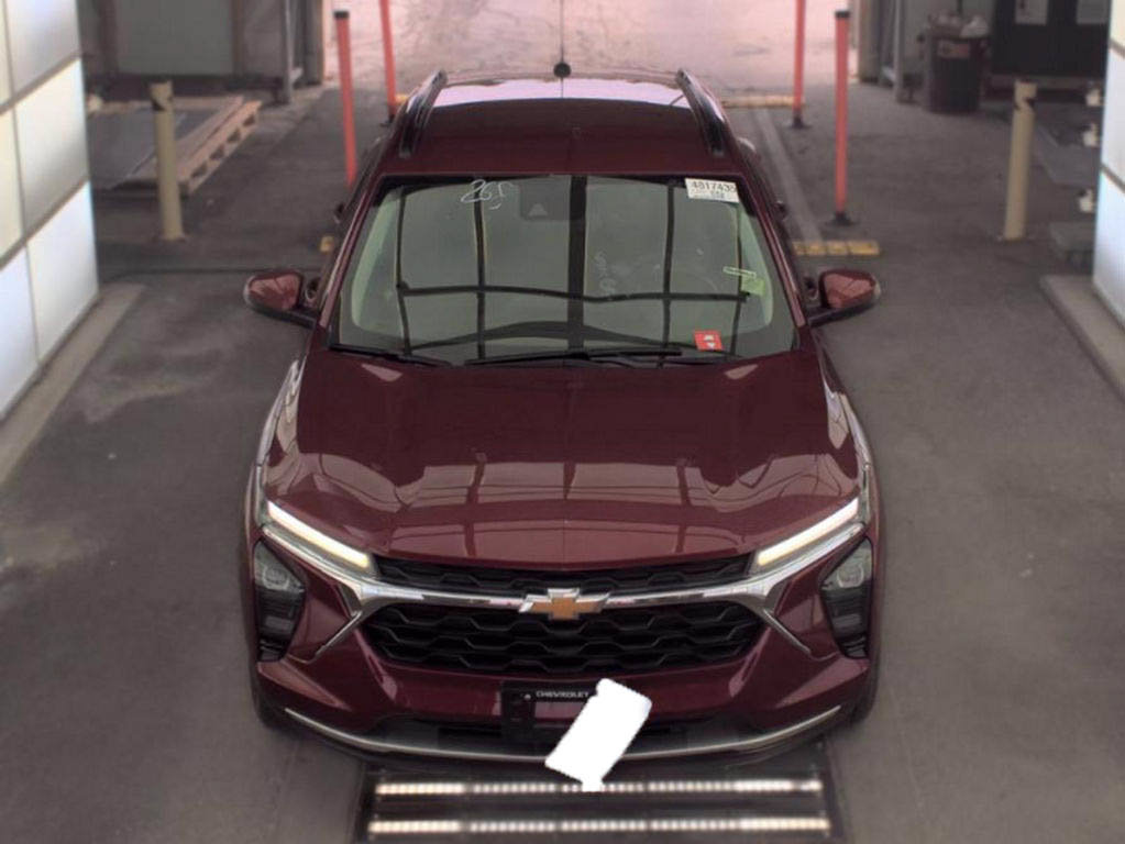 Used 2025 Chevrolet Trax LT w/ Driver Confidence Package FWD image 2