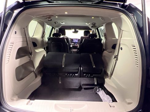 Used 2023 Chrysler Pacifica Touring-L image 34