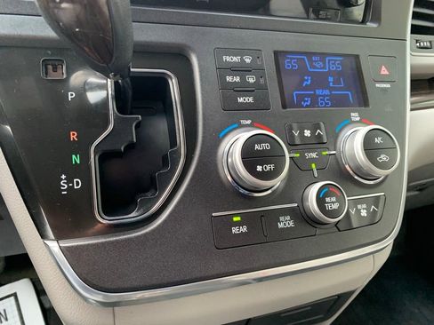 Used 2017 Toyota Sienna XLE Premium image 21