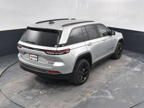New 2026 Jeep Grand Cherokee Altitude AWD/4WD image 34