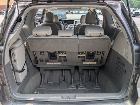 Used 2017 Toyota Sienna XLE FWD image 20