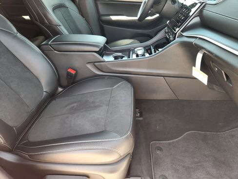 New 2025 Jeep Grand Cherokee Altitude image 10