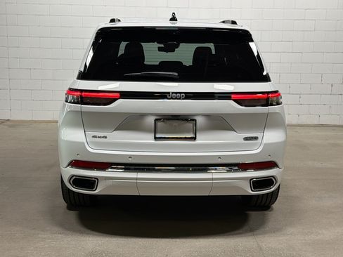 Used 2025 Jeep Grand Cherokee Overland w/ Luxury Tech Group IV AWD/4WD image 8
