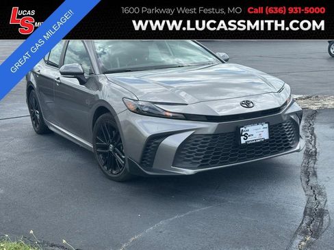 Used 2025 Toyota Camry SE FWD image 1