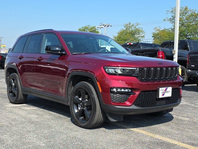 Used 2023 Jeep Grand Cherokee Limited w/ Black Appearance Package AWD/4WD image 7