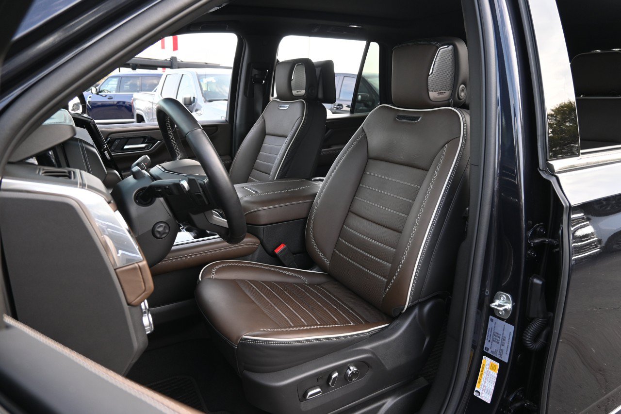 Certified 2025 GMC Yukon Denali Ultimate AWD/4WD image 18