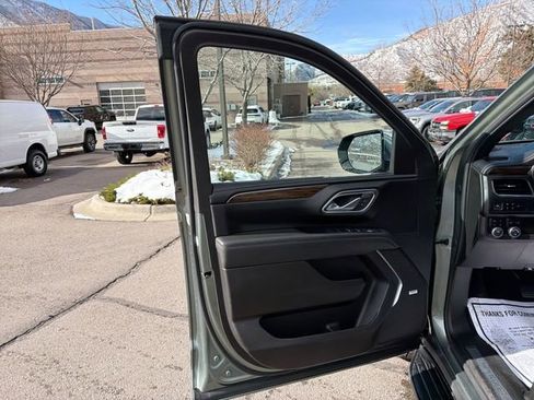 Used 2023 Chevrolet Suburban Premier image 22