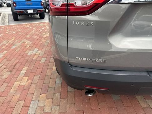 Used 2018 Chevrolet Traverse LT w/ LPO, Floor Liner Package FWD image 8
