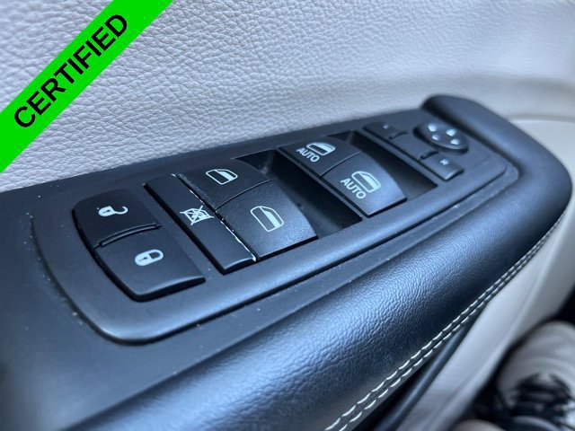 Used 2024 Chrysler Pacifica Touring-L FWD image 26