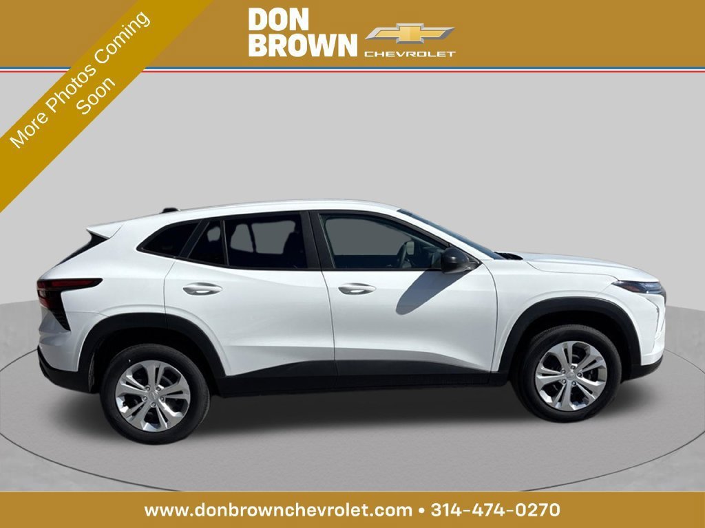 Used 2025 Chevrolet Trax LS FWD image 1