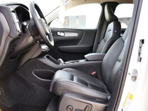 Certified 2025 Volvo XC40 B5 Plus image 10