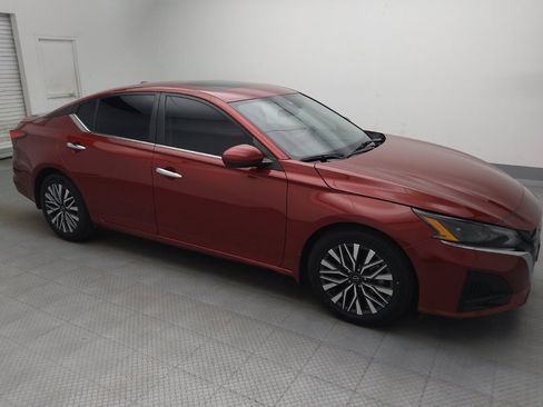Used 2024 Nissan Altima 2.5 SV w/ SV Premium Package FWD image 11
