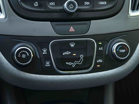 Used 2017 Chevrolet Malibu LT FWD image 31